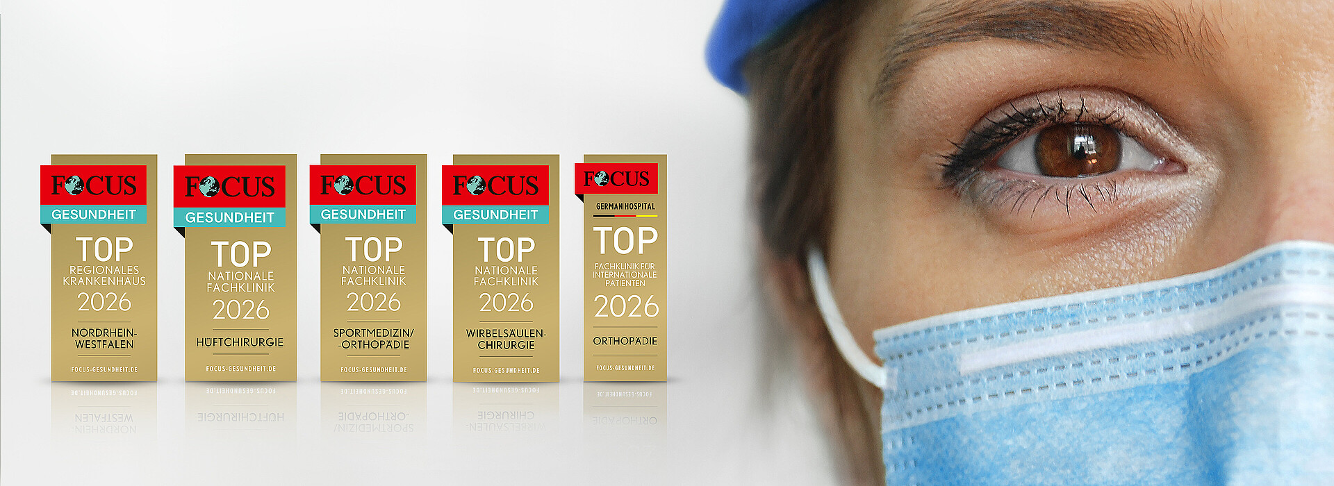 Nahaufnahme des Gesichts einer Frau mit medizinischer Maske, daneben fünf Focus Siegel 2025 mit TOP-Auszeichnungen